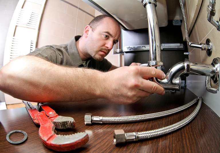 Sanitärmonteur bei der Installation von Sanitär- und Heizungsanlagen – 24h Notdienst Wetzikon, Zürcher Oberland, Glatttal, Tösstal, Pfannenstiel & Goldküste.