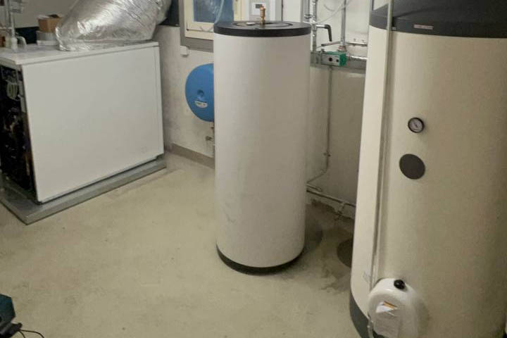 Neue Stiebel Eltron Wärmepumpe im Heizungsraum, moderne energieeffiziente Heizung, leiser Betrieb, Einfamilienhaus Heizungsmodernisierung