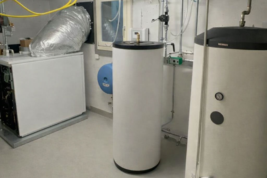 Neue Stiebel Eltron Wärmepumpe im Heizungsraum, moderne energieeffiziente Heizung, leiser Betrieb, Einfamilienhaus Heizungsmodernisierung