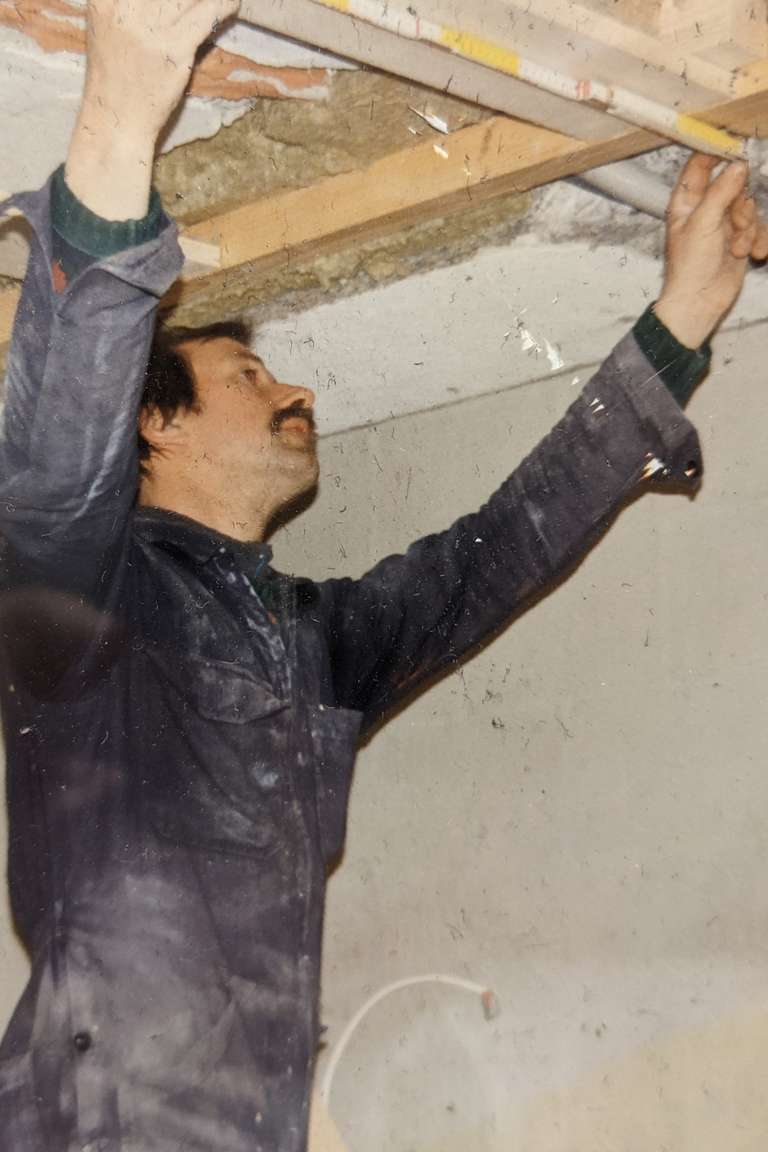 Hansruedi Hediger 1995 beim Bau seiner Werkstatt an der Tannenrainstrasse in Wetzikon.