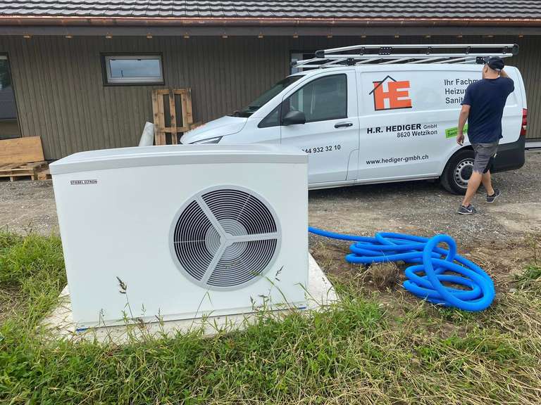 Die Ausseneinheit der Wärmepumpe wird installiert