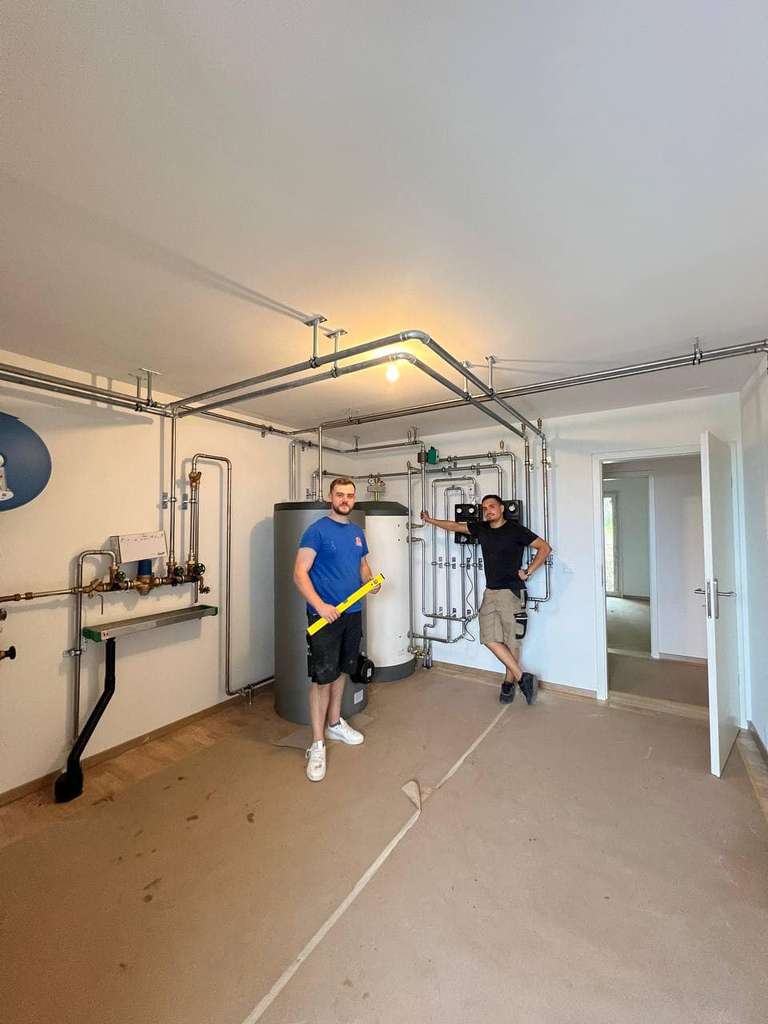 Blick Richtung Kellertüre, im Hintergrund die Wärmepumpenspeicher