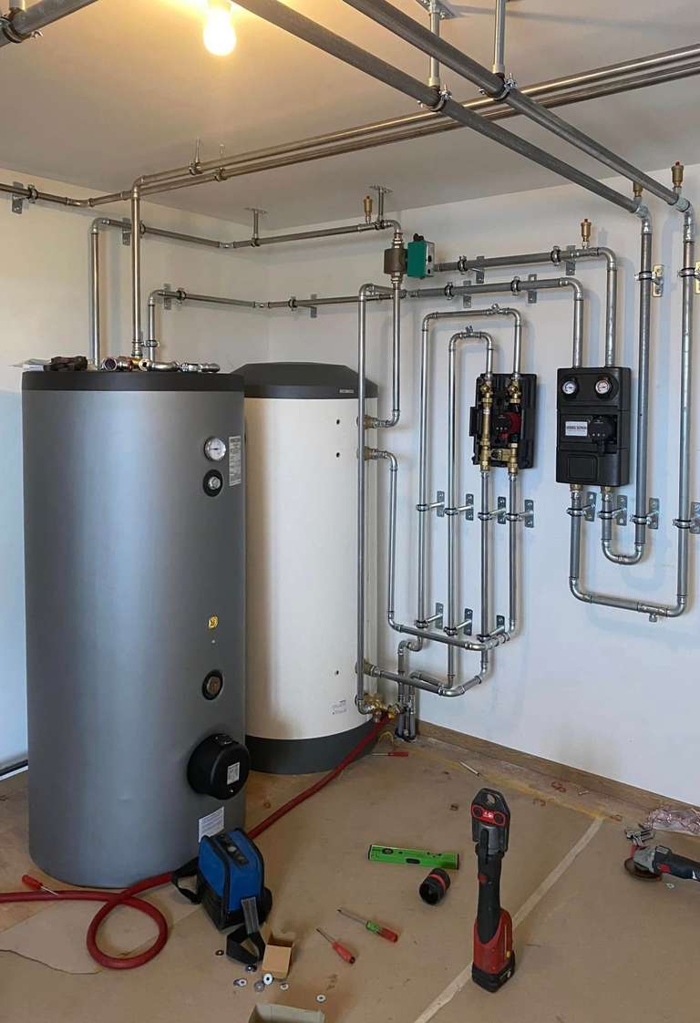 Keller mit Wärmepumpe und Heizungsrohren