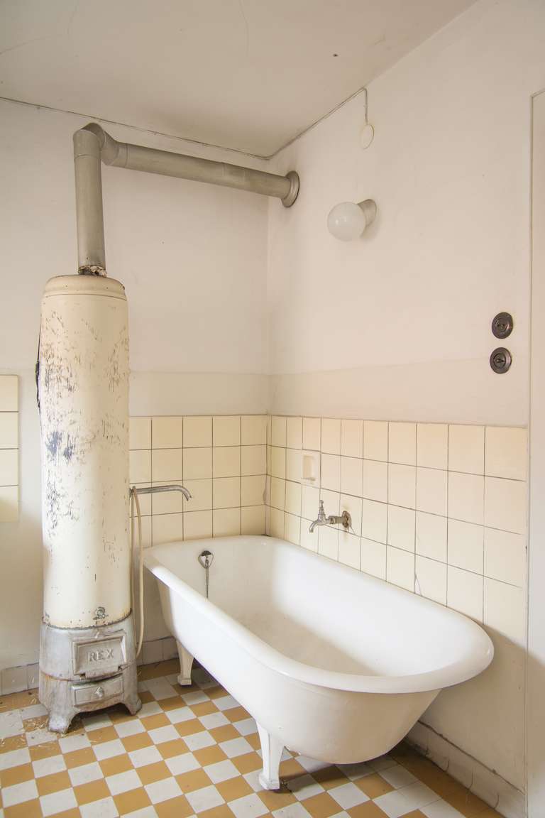 Altes Badezimmer mit Renovierungsbedarf? Wir realisieren Ihren Badezimmer-Umbau als GU – modern, effizient und alles aus einer Hand.