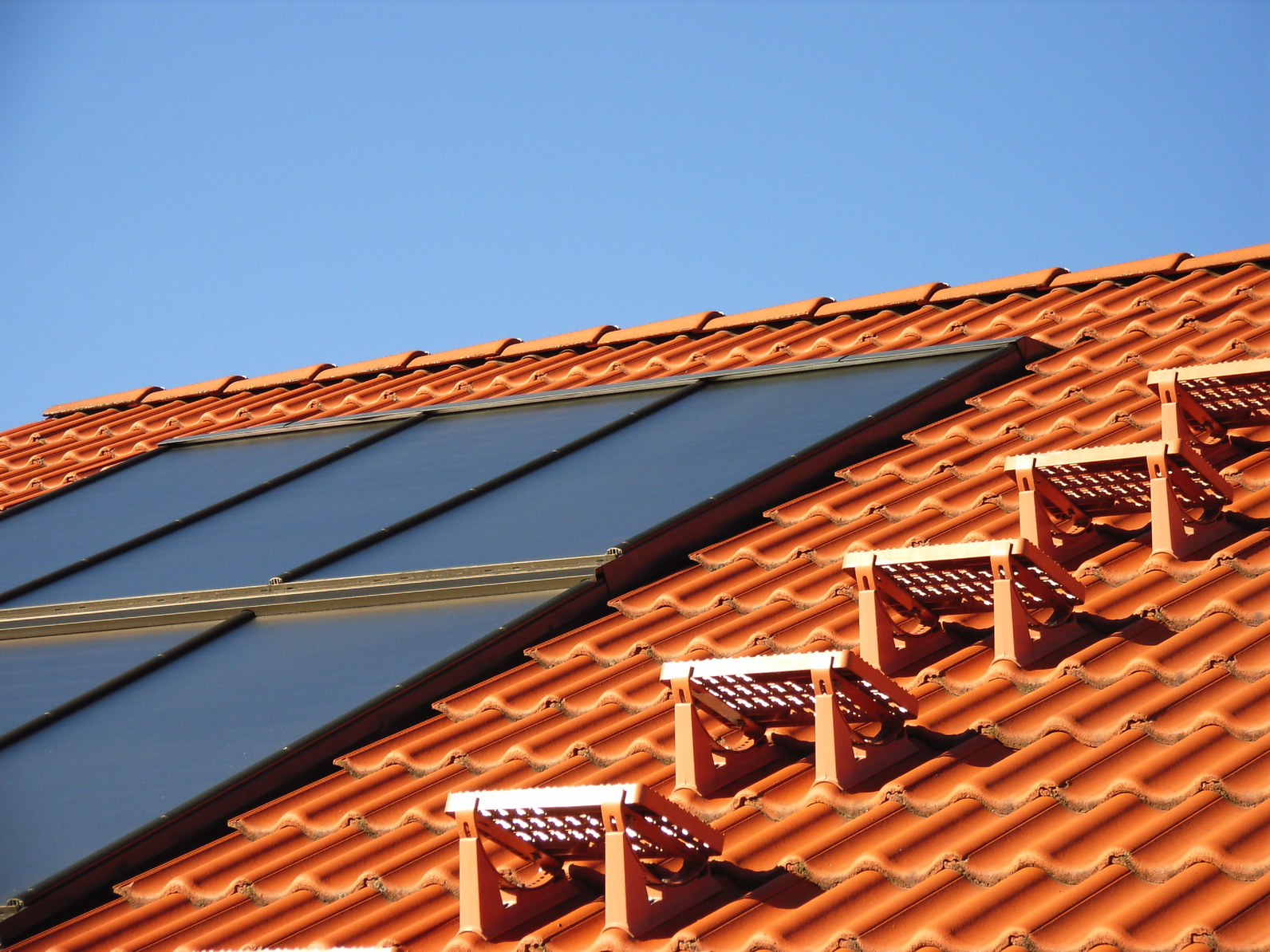 Solar-Warmwasser im Zürcher Oberland nutzt Sonnenenergie zur effizienten Warmwasserbereitung und senkt dauerhaft Energie- und Heizkosten.